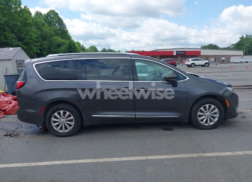 Photo 13 of 2018 Chrysler Pacifica TOURING L (VIN 2C4RC1BG6JR309560)