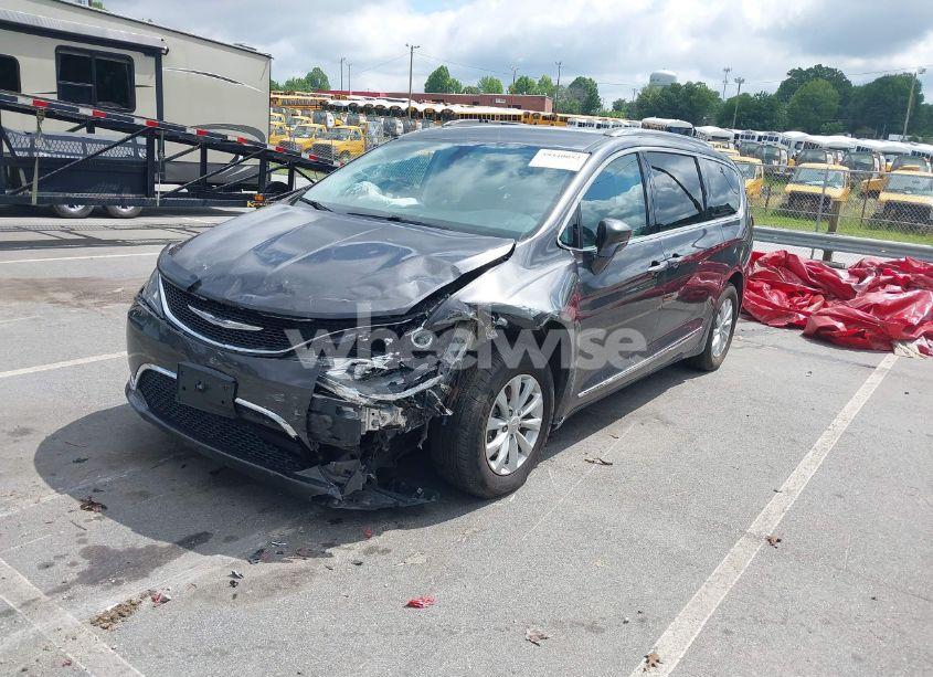 Photo 2 of 2018 Chrysler Pacifica TOURING L (VIN 2C4RC1BG6JR309560)