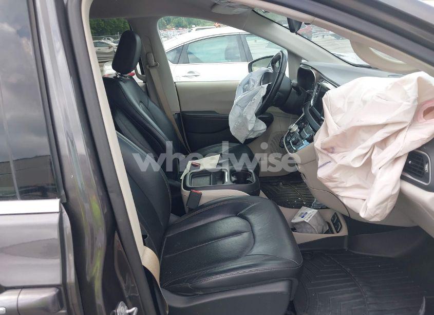 Photo 5 of 2018 Chrysler Pacifica TOURING L (VIN 2C4RC1BG6JR309560)