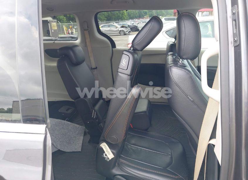 Photo 8 of 2018 Chrysler Pacifica TOURING L (VIN 2C4RC1BG6JR309560)