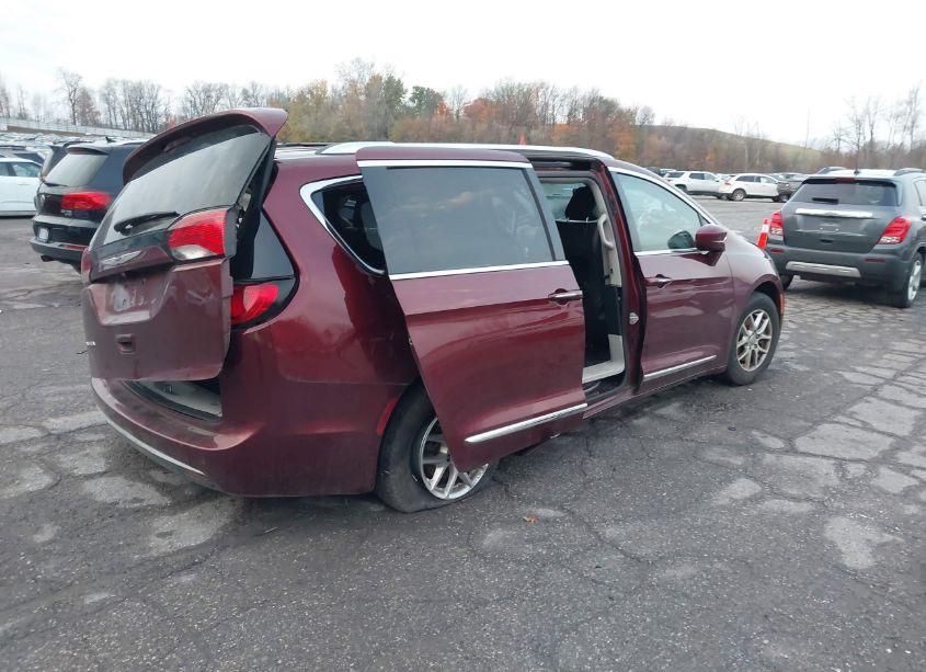 Photo 4 of 2020 Chrysler Pacifica TOURING L (VIN 2C4RC1BG6LR275445)