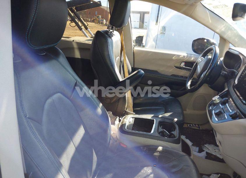 Photo 4 of 2021 Chrysler Pacifica TOURING L (VIN 2C4RC1BG6MR538938)