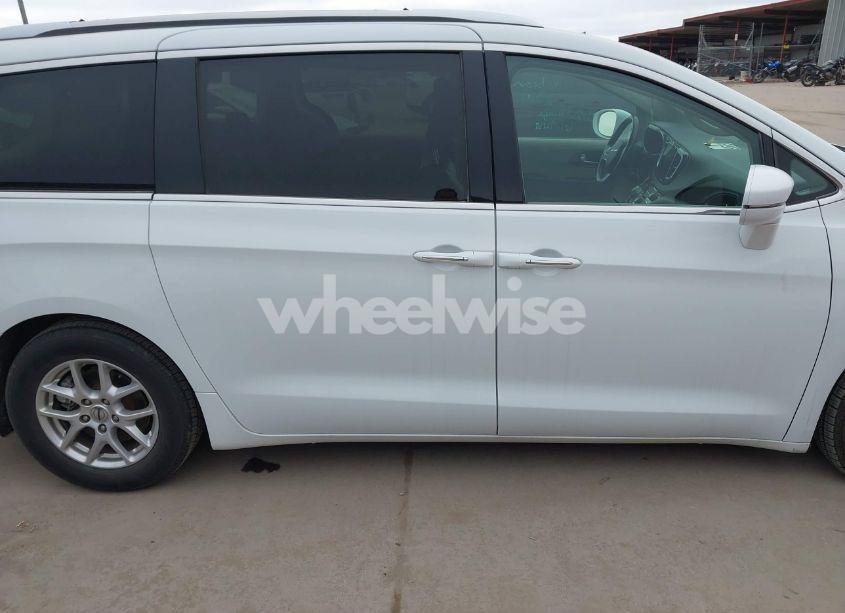 Photo 14 of 2021 Chrysler Pacifica TOURING L (VIN 2C4RC1BG6MR575116)