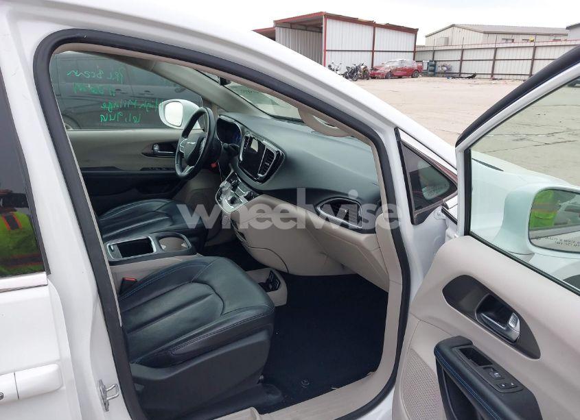 Photo 5 of 2021 Chrysler Pacifica TOURING L (VIN 2C4RC1BG6MR575116)