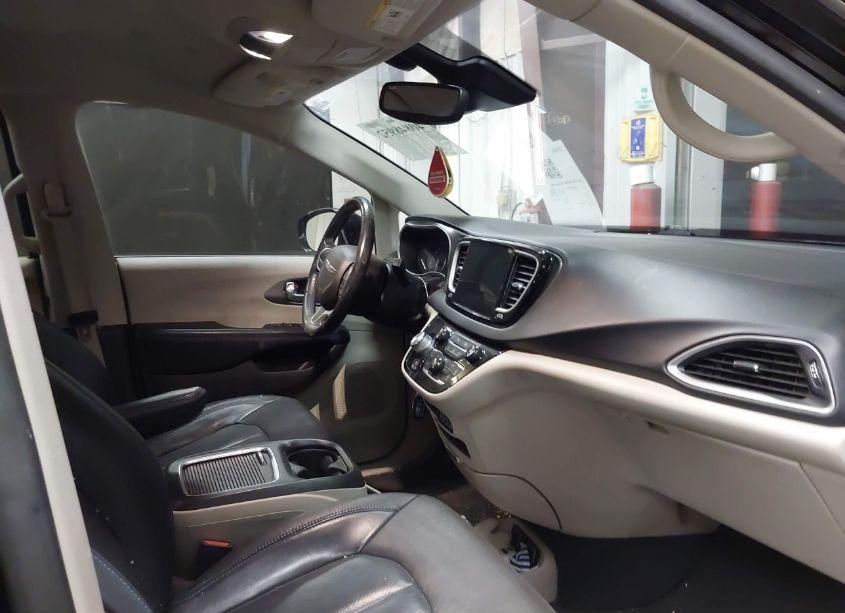 Photo 5 of 2021 Chrysler Pacifica TOURING L (VIN 2C4RC1BG6MR598461)