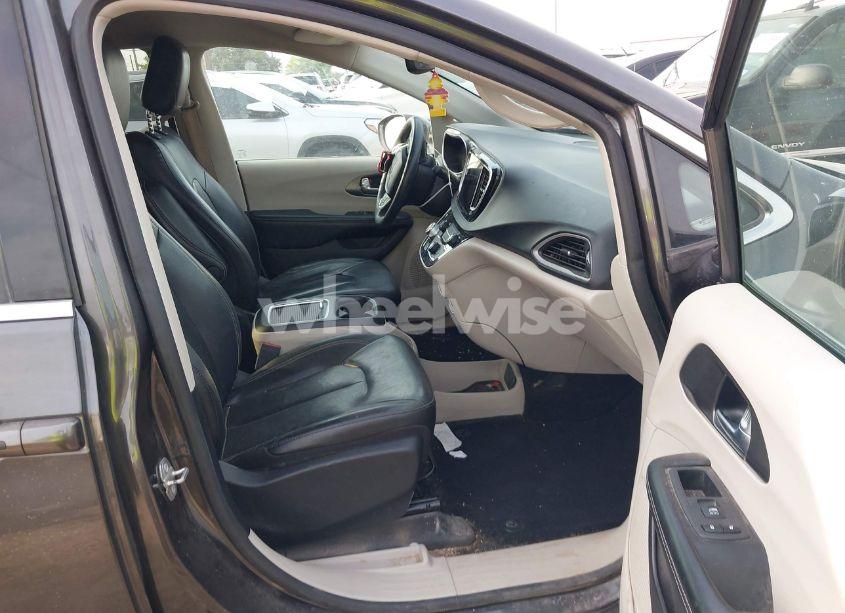 Photo 5 of 2022 Chrysler Pacifica TOURING L (VIN 2C4RC1BG6NR122115)