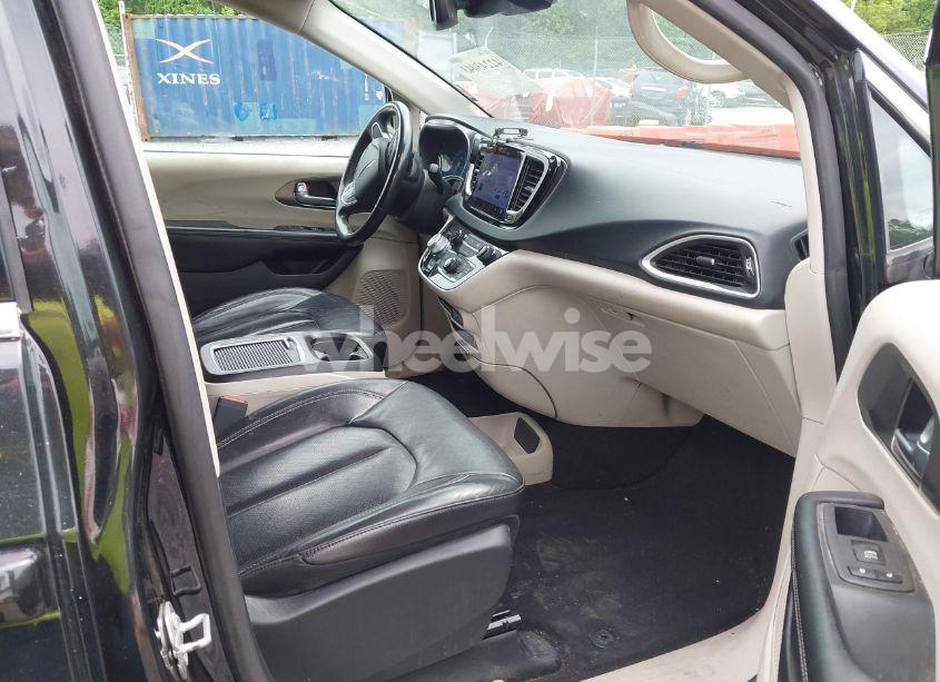 Photo 5 of 2022 Chrysler Pacifica TOURING L (VIN 2C4RC1BG6NR128979)