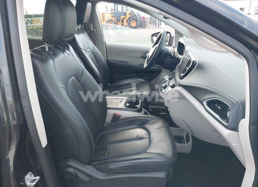 Photo 5 of 2022 Chrysler Pacifica TOURING L (VIN 2C4RC1BG6NR155888)