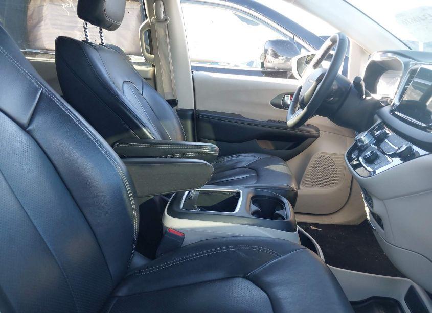 Photo 5 of 2022 Chrysler Pacifica TOURING L (VIN 2C4RC1BG6NR167748)