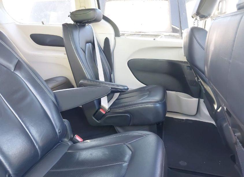 Photo 8 of 2022 Chrysler Pacifica TOURING L (VIN 2C4RC1BG6NR167748)