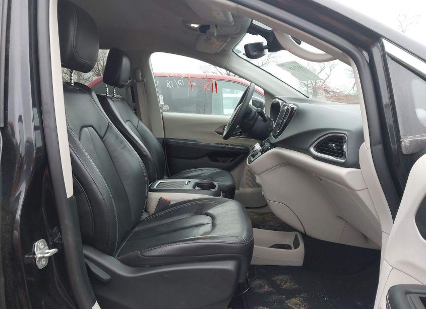 Photo 5 of 2022 Chrysler Pacifica TOURING L (VIN 2C4RC1BG6NR177034)