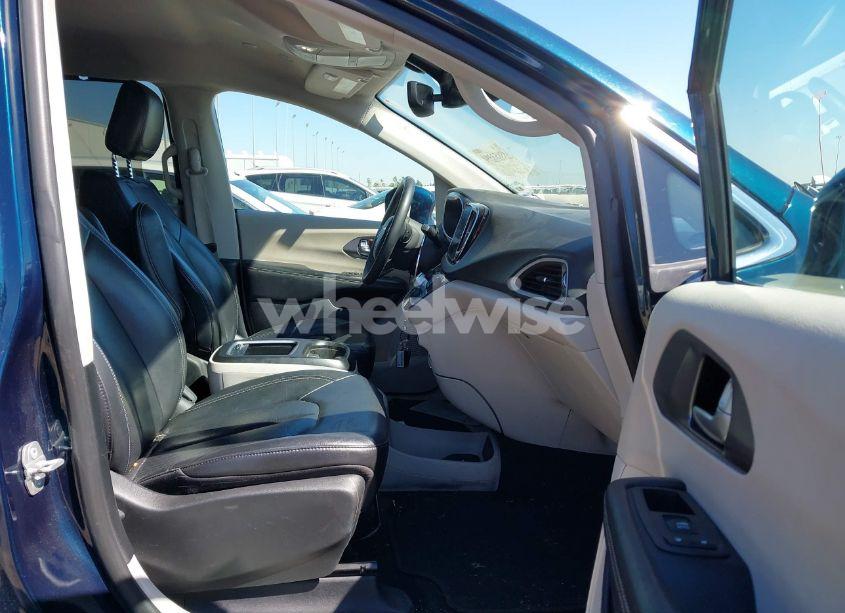 Photo 5 of 2022 Chrysler Pacifica TOURING L (VIN 2C4RC1BG6NR182203)