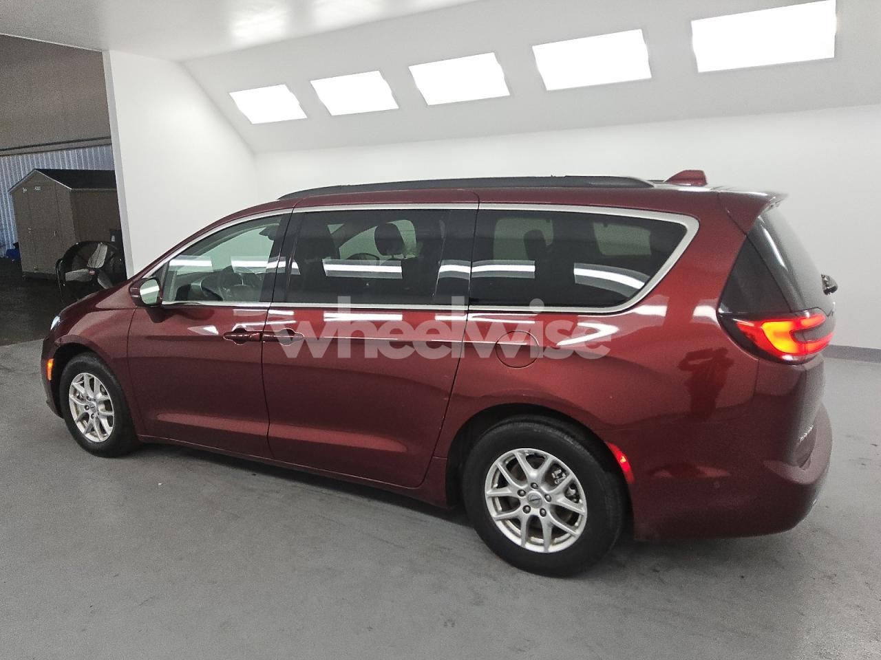 Photo 2 of 2022 CHRYSLER PACIFICA TOURING L (VIN 2C4RC1BG6NR185294)