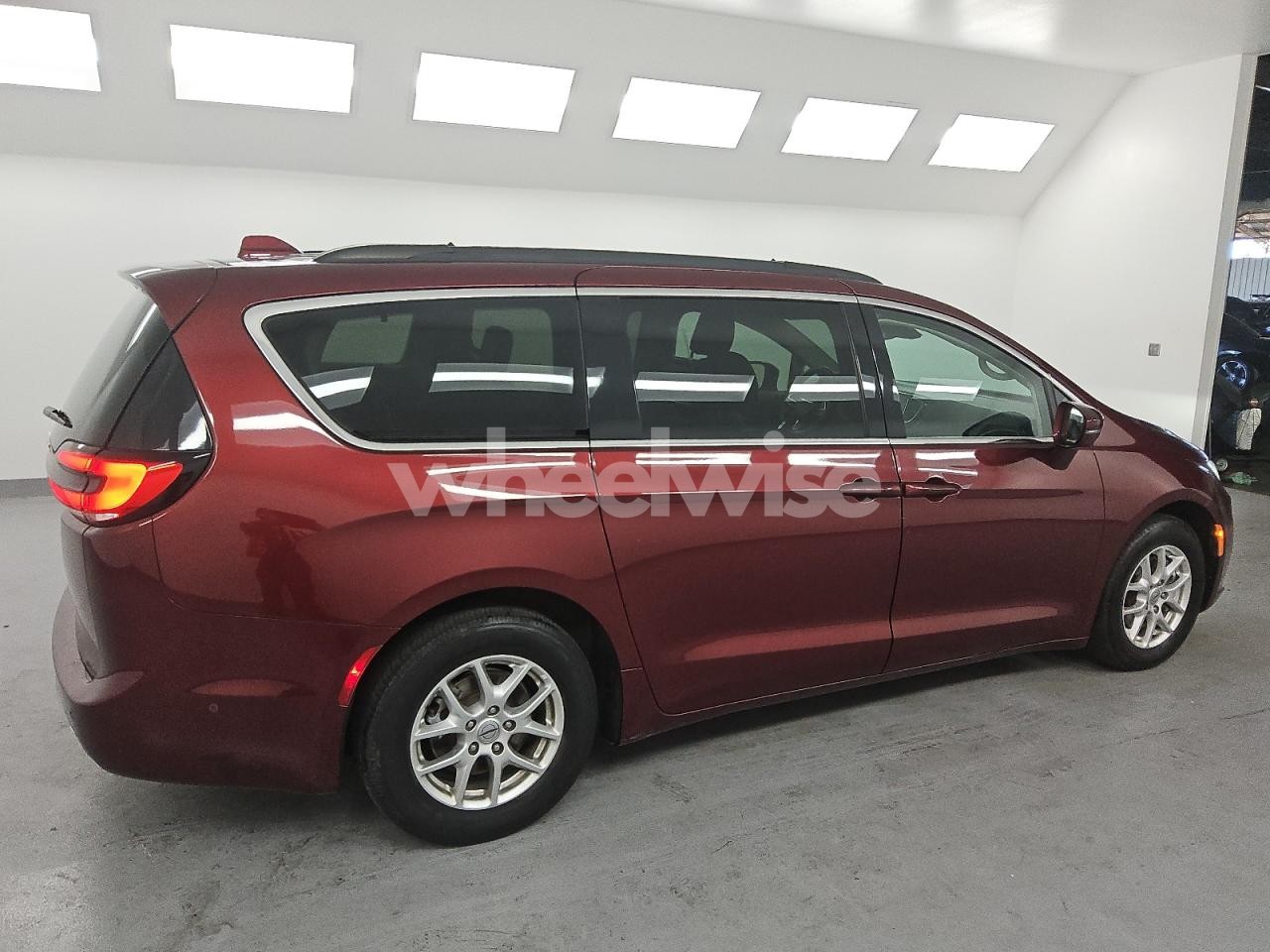 Photo 3 of 2022 CHRYSLER PACIFICA TOURING L (VIN 2C4RC1BG6NR185294)