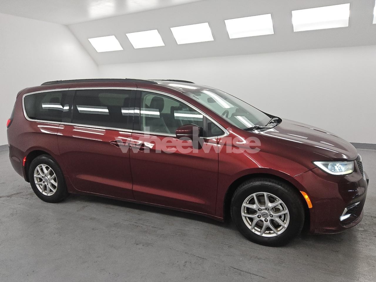 Photo 4 of 2022 CHRYSLER PACIFICA TOURING L (VIN 2C4RC1BG6NR185294)