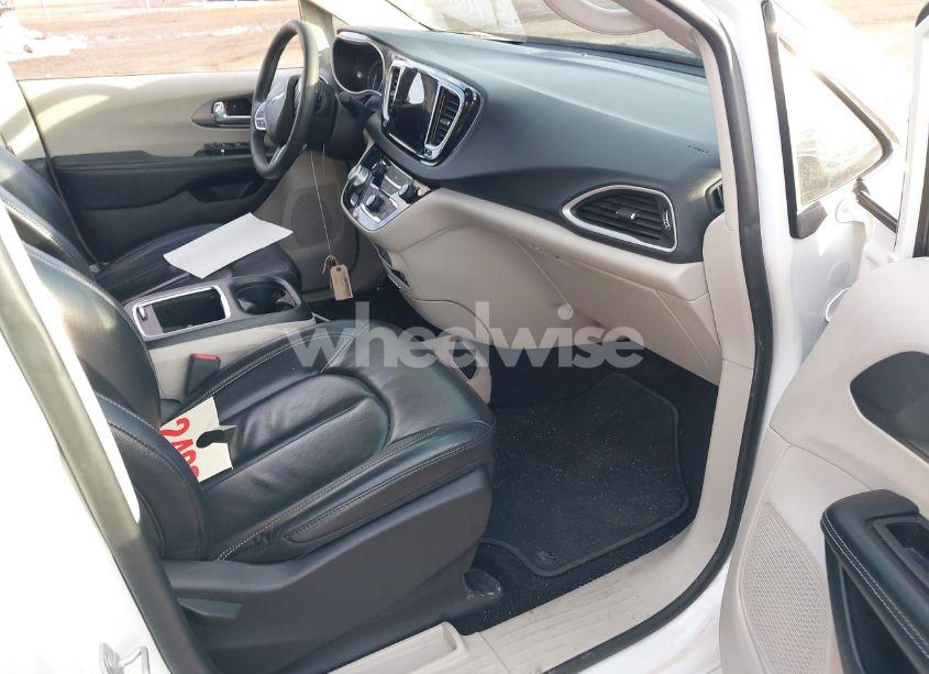 Photo 5 of 2022 Chrysler Pacifica TOURING L (VIN 2C4RC1BG6NR188812)