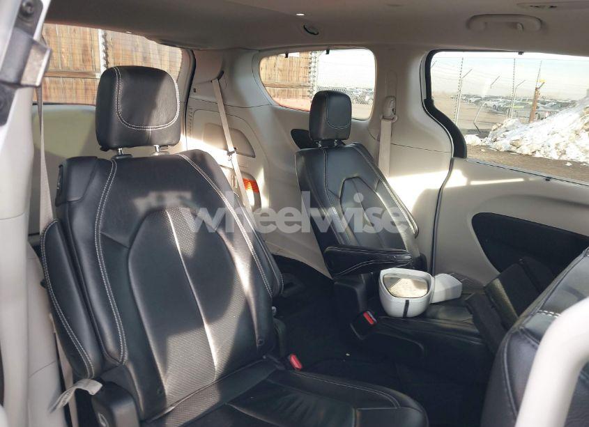 Photo 8 of 2022 Chrysler Pacifica TOURING L (VIN 2C4RC1BG6NR188812)