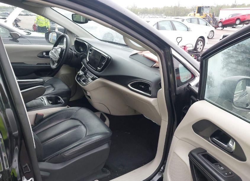 Photo 5 of 2022 Chrysler Pacifica TOURING L (VIN 2C4RC1BG6NR190222)