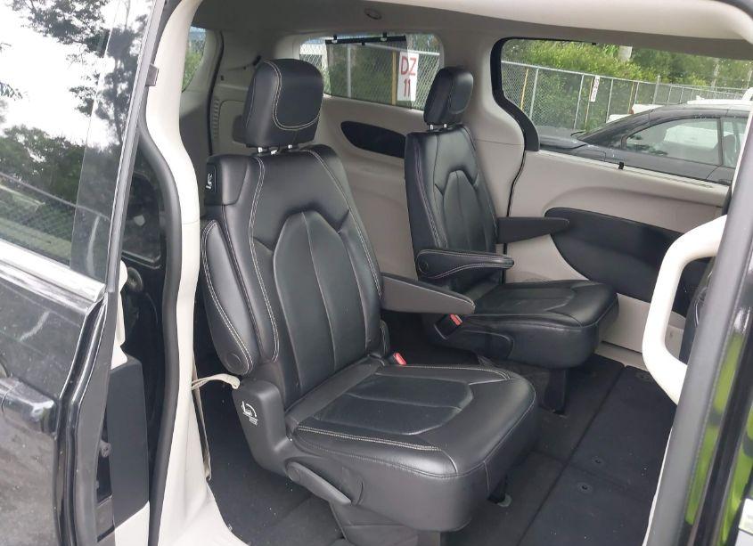 Photo 8 of 2022 Chrysler Pacifica TOURING L (VIN 2C4RC1BG6NR190222)