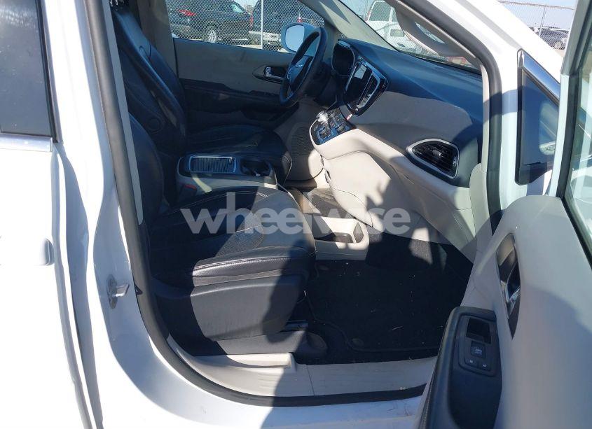 Photo 5 of 2022 Chrysler Pacifica TOURING L (VIN 2C4RC1BG6NR198983)