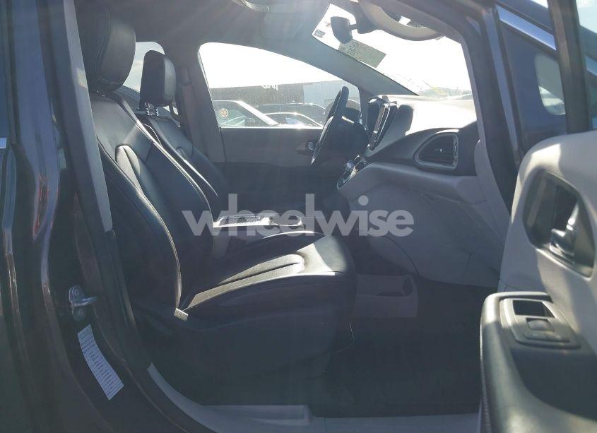 Photo 5 of 2023 Chrysler Pacifica TOURING L (VIN 2C4RC1BG6PR514644)