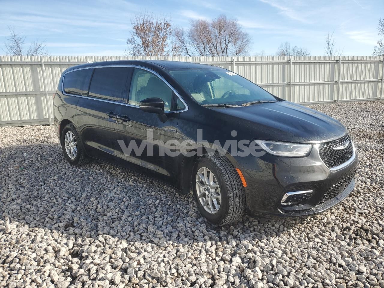 Photo 4 of 2023 CHRYSLER PACIFICA TOURING L (VIN 2C4RC1BG6PR529418)