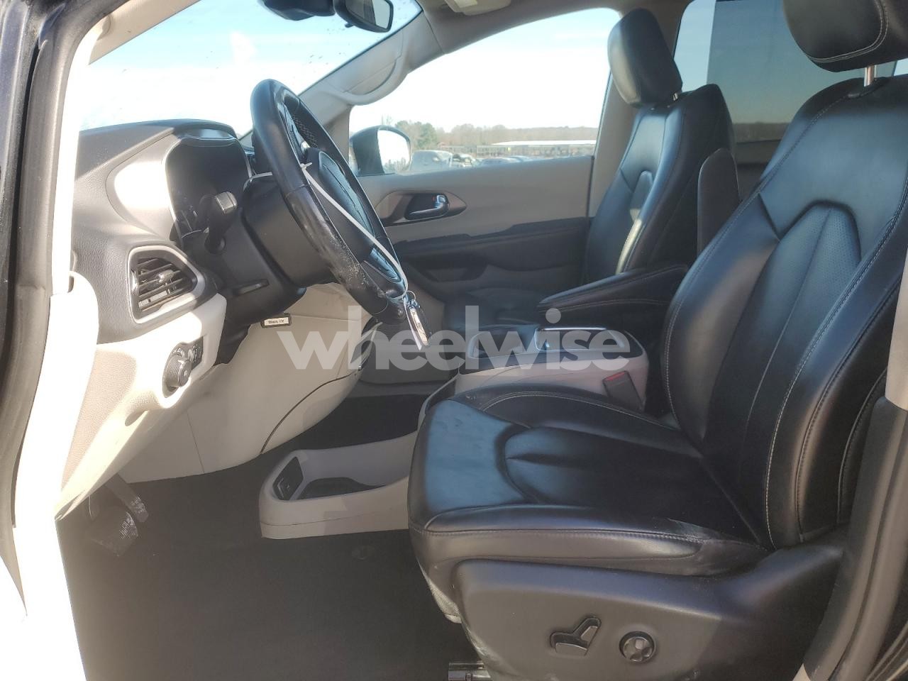 Photo 7 of 2023 CHRYSLER PACIFICA TOURING L (VIN 2C4RC1BG6PR529418)