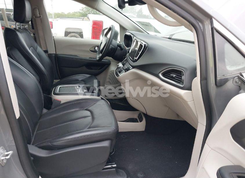 Photo 5 of 2023 Chrysler Pacifica TOURING L (VIN 2C4RC1BG6PR532996)