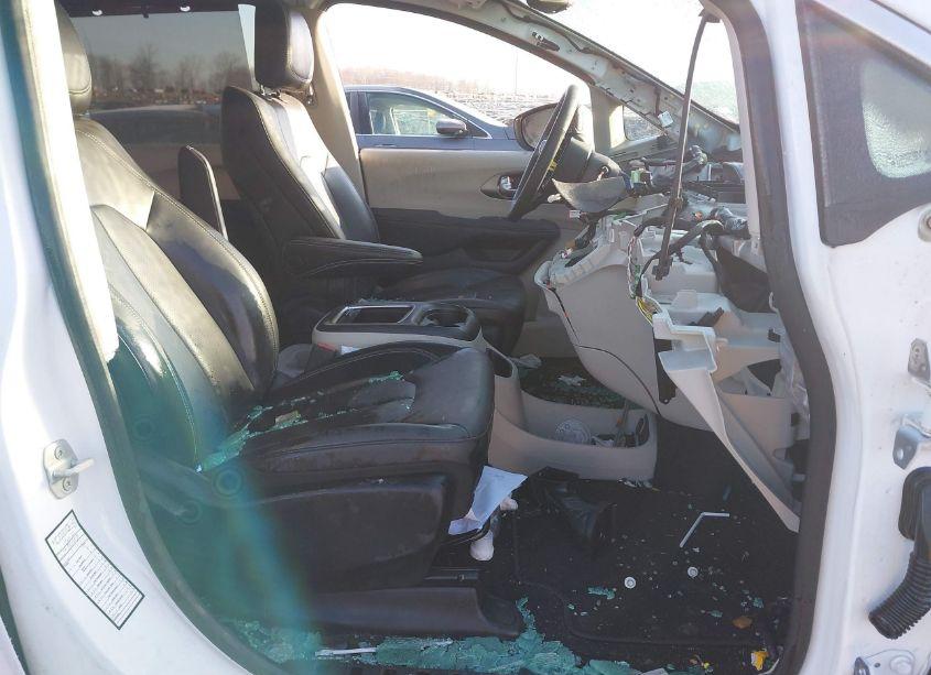 Photo 5 of 2023 Chrysler Pacifica TOURING L (VIN 2C4RC1BG6PR549460)