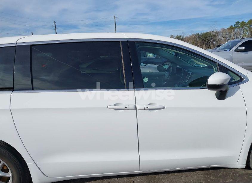 Photo 13 of 2023 Chrysler Pacifica TOURING L (VIN 2C4RC1BG6PR577453)