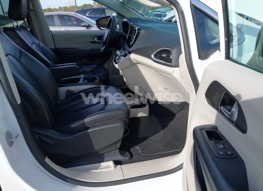 Photo 5 of 2023 Chrysler Pacifica TOURING L (VIN 2C4RC1BG6PR577453)