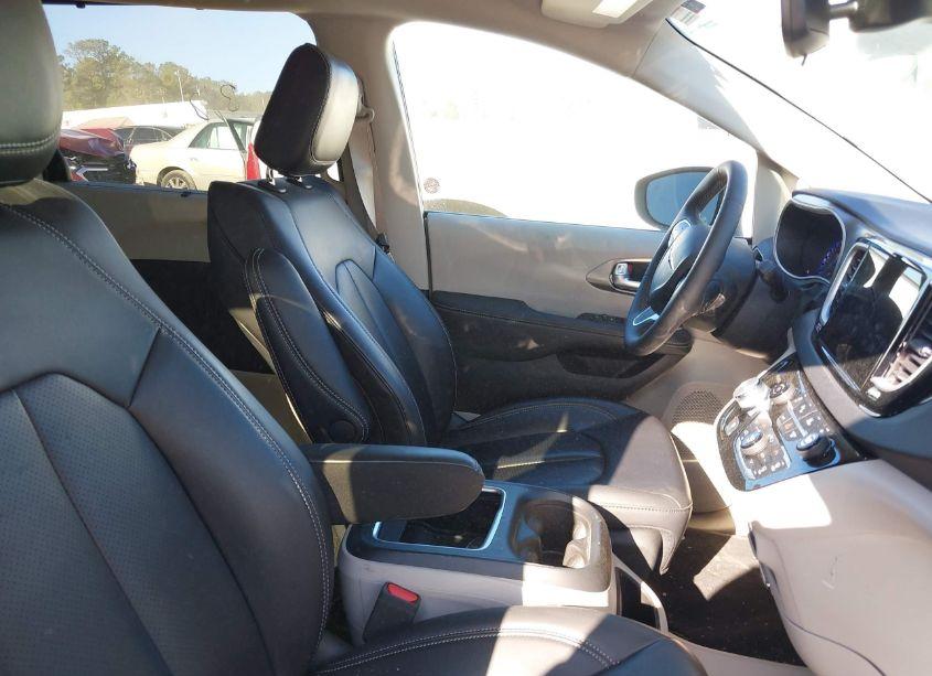 Photo 5 of 2023 Chrysler Pacifica TOURING L (VIN 2C4RC1BG6PR585911)