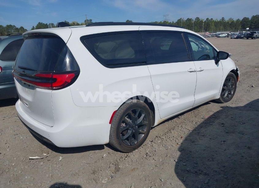 Photo 4 of 2024 Chrysler Pacifica TOURING L (VIN 2C4RC1BG6RR117003)