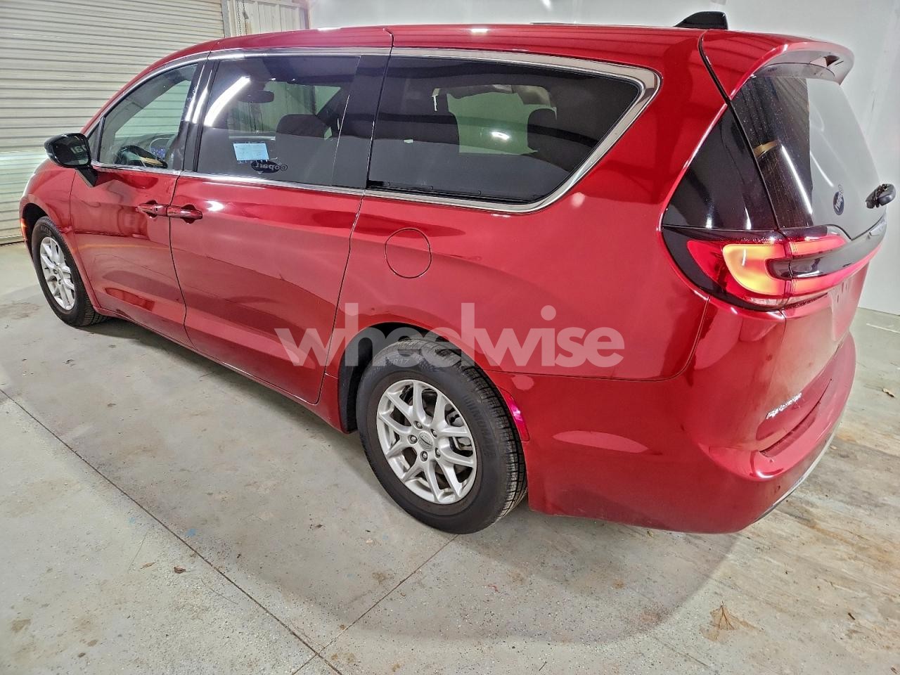 Photo 2 of 2025 CHRYSLER PACIFICA SELECT (VIN 2C4RC1BG6SR532313)