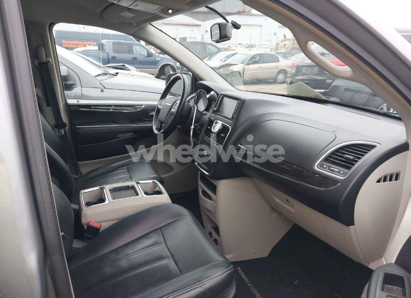 Photo 5 of 2014 Chrysler Town & COUNTRY TOURING (VIN 2C4RC1BG7ER139487)