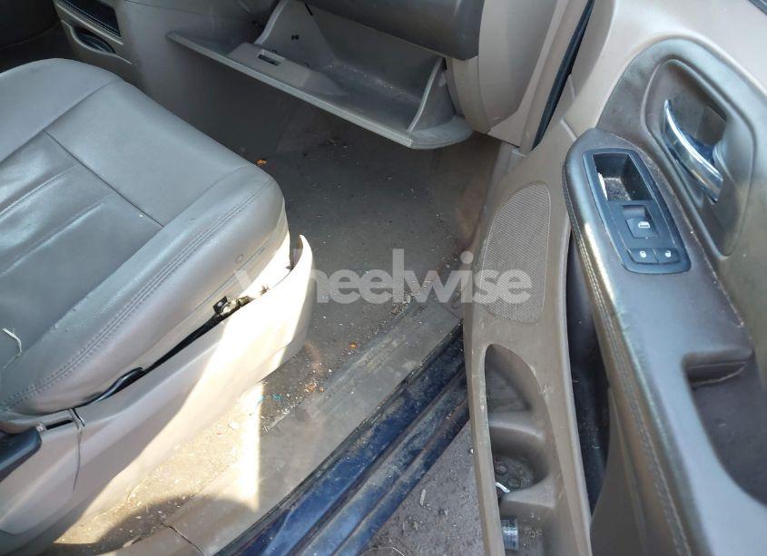 Photo 5 of 2014 Chrysler Town & COUNTRY TOURING (VIN 2C4RC1BG7ER255790)