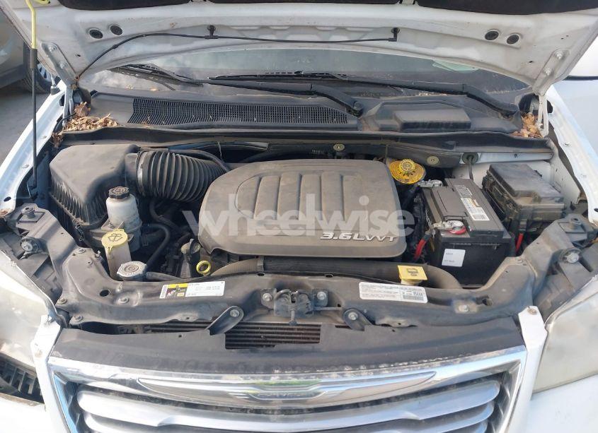 Photo 10 of 2014 Chrysler Town & COUNTRY TOURING (VIN 2C4RC1BG7ER440339)