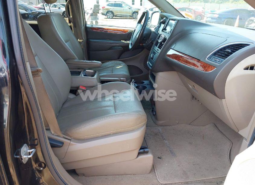 Photo 5 of 2016 Chrysler Town & COUNTRY TOURING (VIN 2C4RC1BG7GR188000)