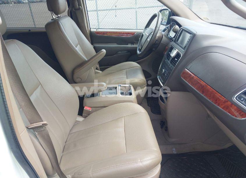 Photo 5 of 2016 Chrysler Town & COUNTRY TOURING (VIN 2C4RC1BG7GR239186)