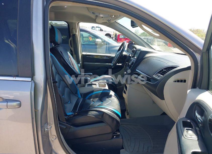 Photo 5 of 2016 Chrysler Town & COUNTRY TOURING (VIN 2C4RC1BG7GR246347)