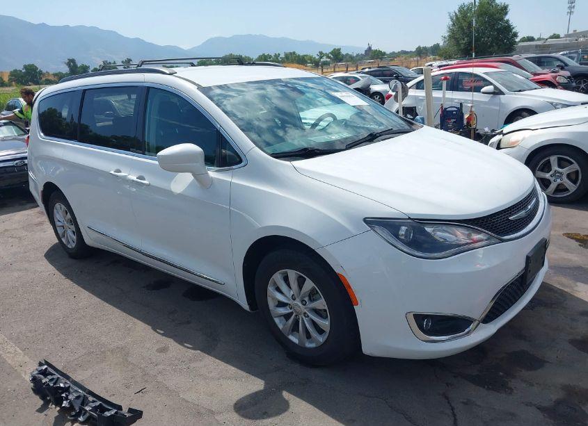 2017 Chrysler Pacifica TOURING-L (VIN 2C4RC1BG7HR627388) main photo