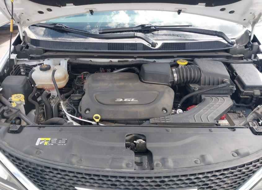 Photo 10 of 2017 Chrysler Pacifica TOURING-L (VIN 2C4RC1BG7HR627388)