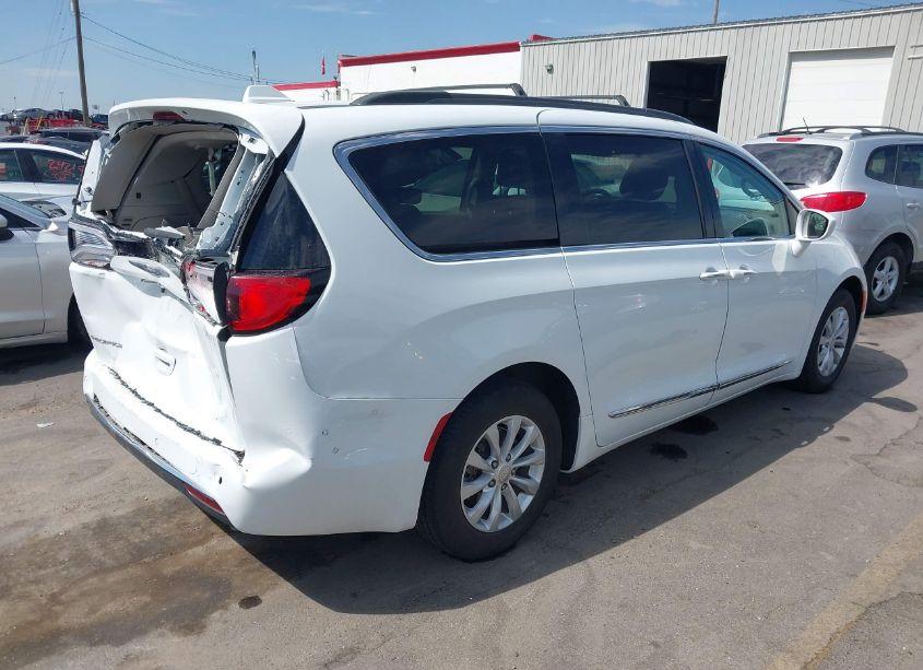 Photo 4 of 2017 Chrysler Pacifica TOURING-L (VIN 2C4RC1BG7HR627388)