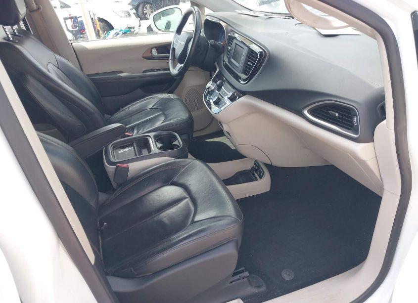 Photo 5 of 2017 Chrysler Pacifica TOURING-L (VIN 2C4RC1BG7HR627388)