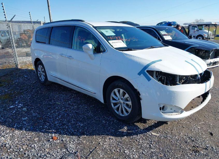 2017 Chrysler Pacifica TOURING-L (VIN 2C4RC1BG7HR642134) main photo