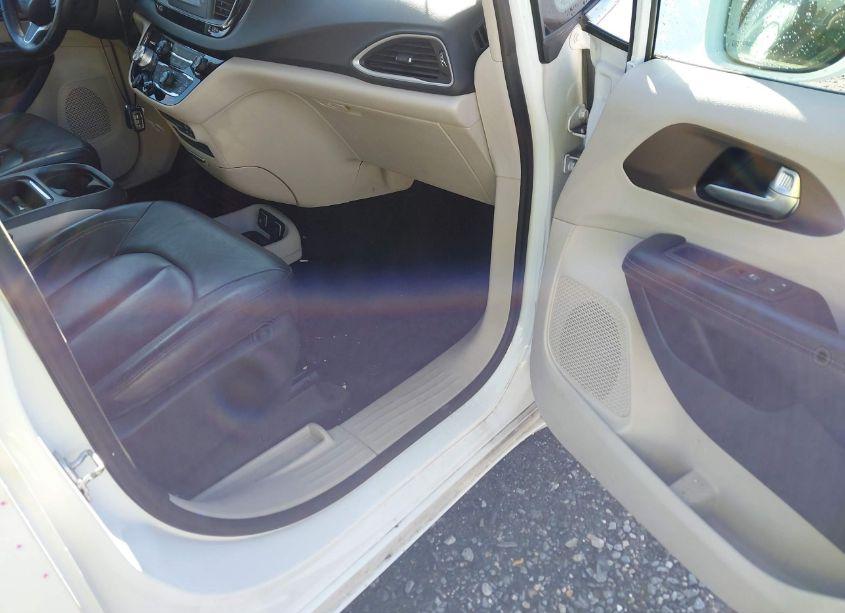 Photo 5 of 2017 Chrysler Pacifica TOURING-L (VIN 2C4RC1BG7HR642134)