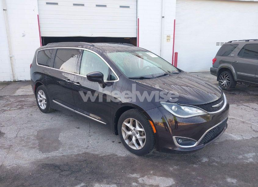 2017 Chrysler Pacifica TOURING-L (VIN 2C4RC1BG7HR667857) main photo