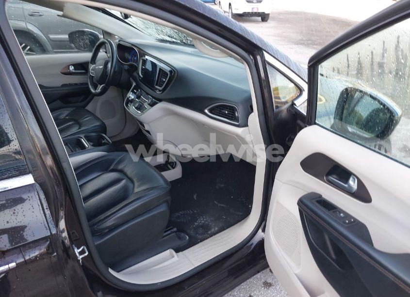 Photo 5 of 2017 Chrysler Pacifica TOURING-L (VIN 2C4RC1BG7HR667857)