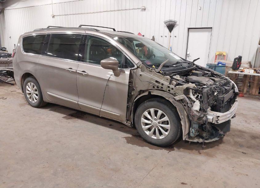 2017 Chrysler Pacifica TOURING-L (VIN 2C4RC1BG7HR803730) main photo