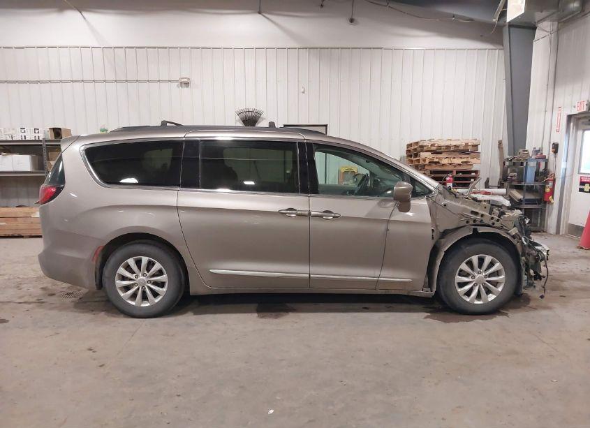 Photo 13 of 2017 Chrysler Pacifica TOURING-L (VIN 2C4RC1BG7HR803730)
